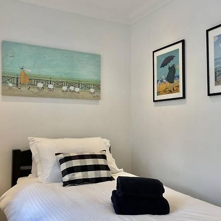 Lavender Apartment - Spacious Apartment Close To The Beach Deal Bagian luar foto