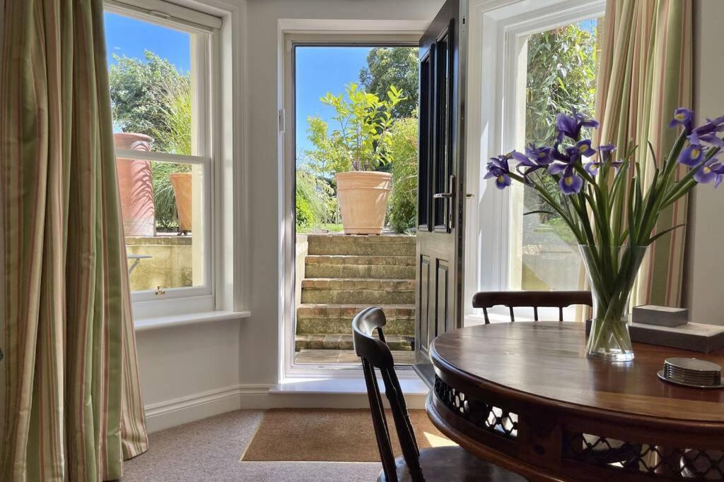 Lavender Apartment - Spacious Apartment Close To The Beach Deal Bagian luar foto