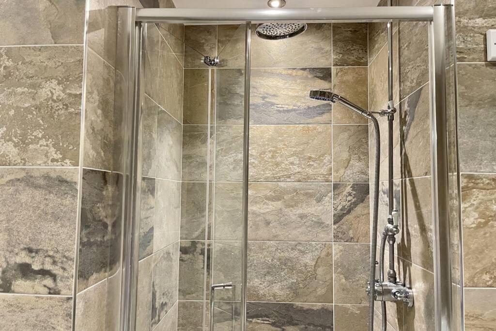 Lavender Apartment - Spacious Apartment Close To The Beach Deal Bagian luar foto