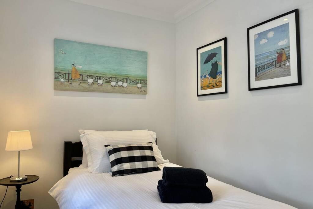 Lavender Apartment - Spacious Apartment Close To The Beach Deal Bagian luar foto