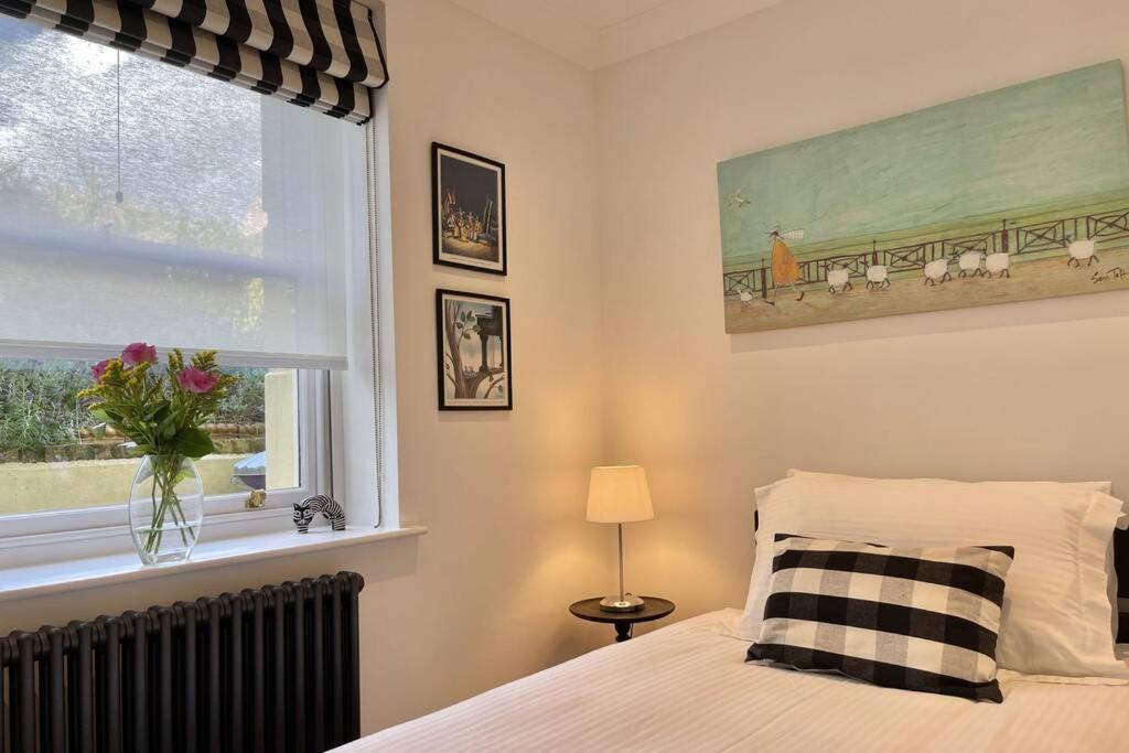 Lavender Apartment - Spacious Apartment Close To The Beach Deal Bagian luar foto