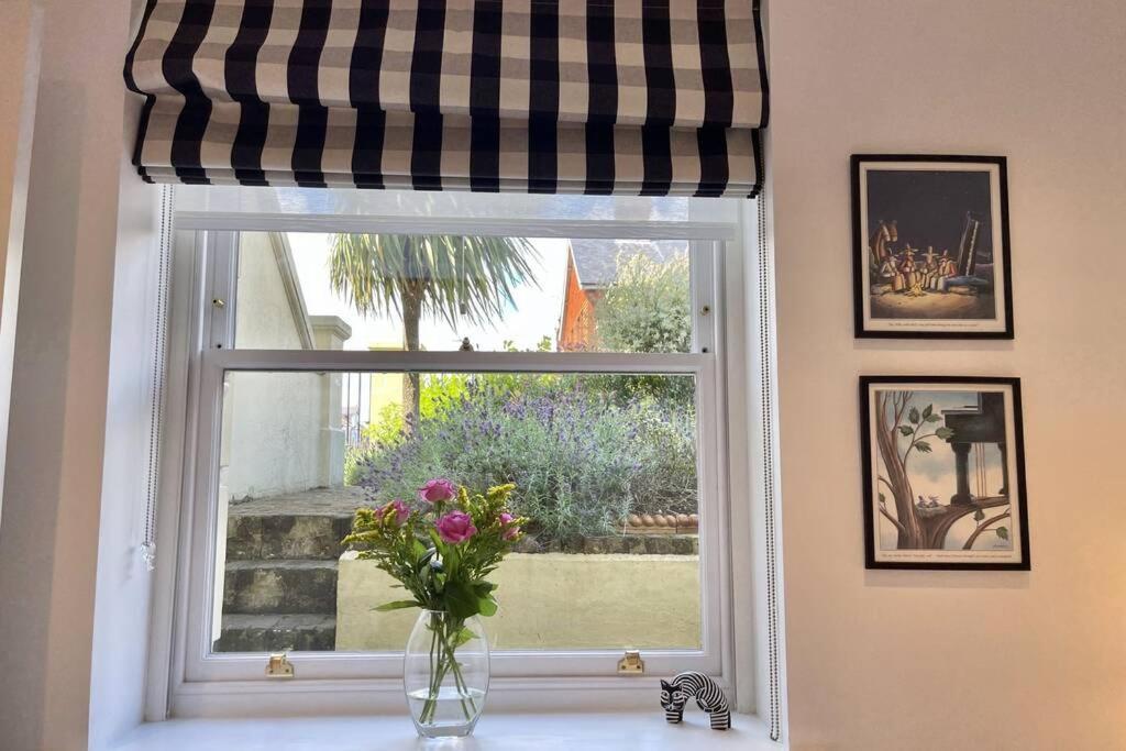 Lavender Apartment - Spacious Apartment Close To The Beach Deal Bagian luar foto