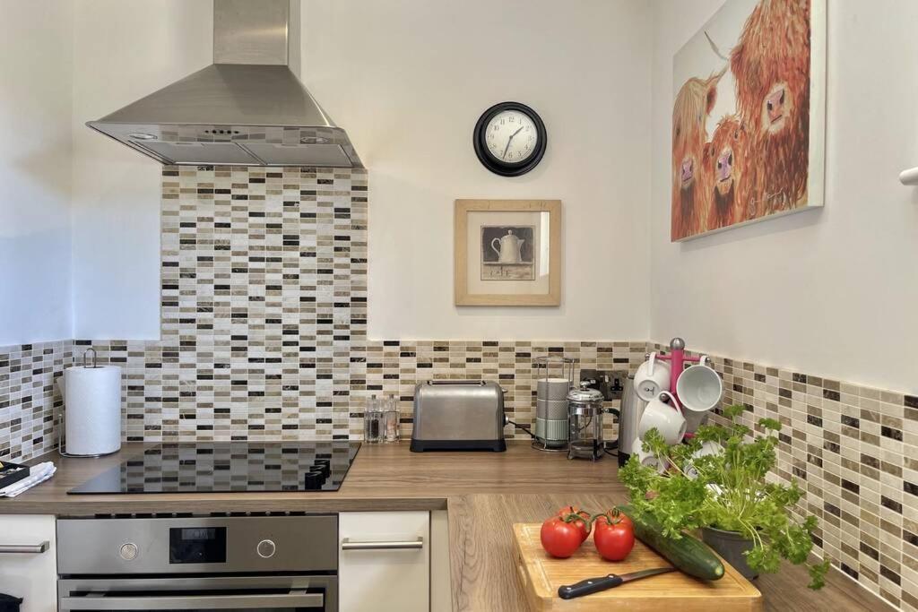 Lavender Apartment - Spacious Apartment Close To The Beach Deal Bagian luar foto