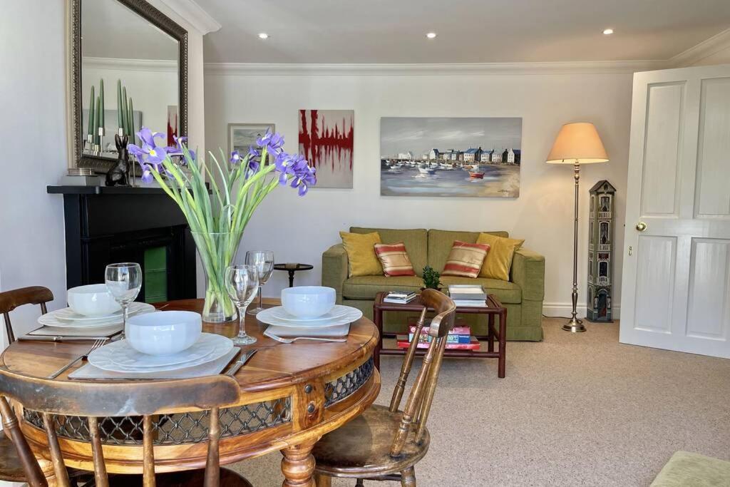 Lavender Apartment - Spacious Apartment Close To The Beach Deal Bagian luar foto