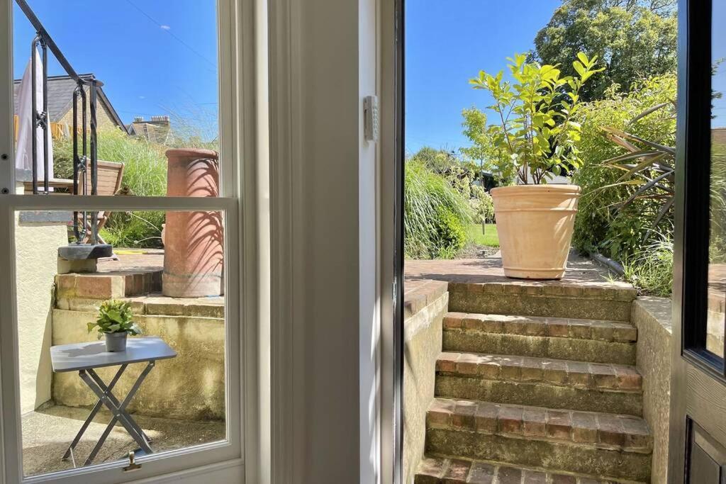 Lavender Apartment - Spacious Apartment Close To The Beach Deal Bagian luar foto