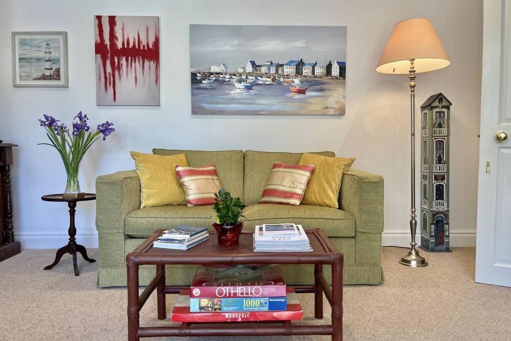 Lavender Apartment - Spacious Apartment Close To The Beach Deal Bagian luar foto
