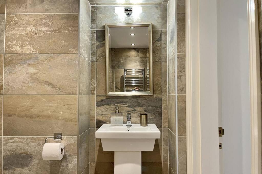Lavender Apartment - Spacious Apartment Close To The Beach Deal Bagian luar foto