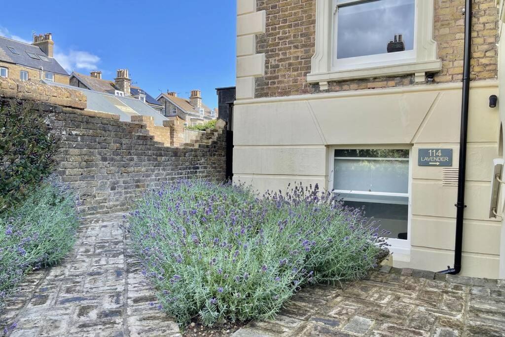 Lavender Apartment - Spacious Apartment Close To The Beach Deal Bagian luar foto