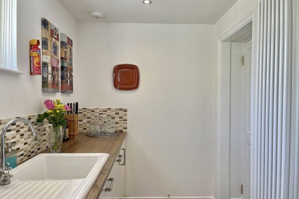 Lavender Apartment - Spacious Apartment Close To The Beach Deal Bagian luar foto